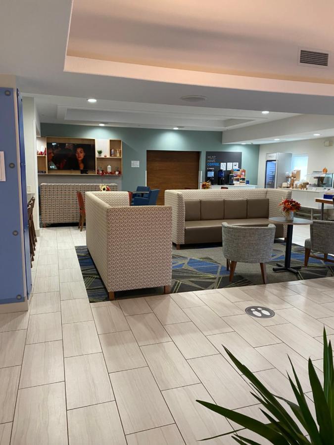 Holiday Inn Express Hotel & Suites Weston By Ihg Exterior photo